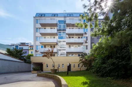 Business & Family Ambiente Apartments Отели рядом с достопримечательностью «Архиепископский дворец»