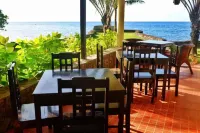 Puesta del Sol Beach Bungalows and Restobar