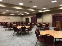 Fossil Creek Hotel and Suites فنادق في رسل