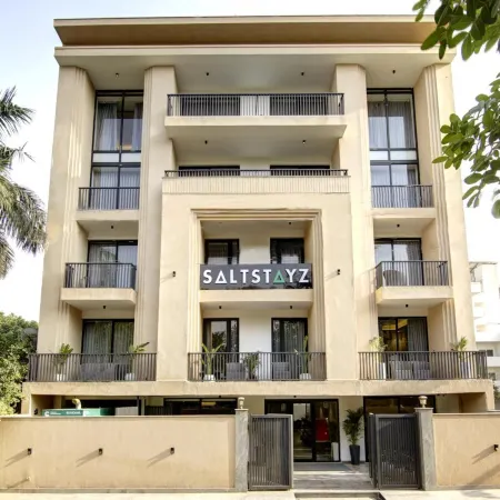 Saltstayz Premier - Galleria Market Road & Sector 27