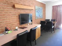 Wine Village Motor Inn - parking