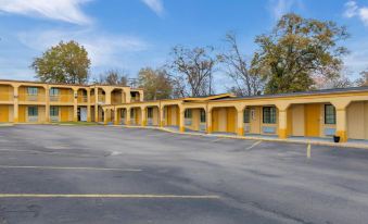 Super 8 by Wyndham Palestine TX