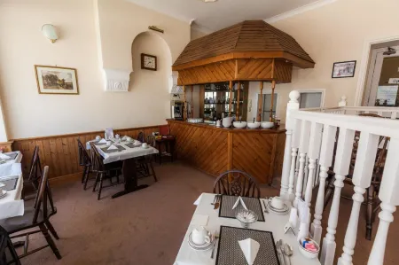 Alexanders Отели рядом с достопримечательностью «Pett Level Beach»