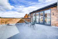 Hybrid Resi - Uxbridge with onsite car parking, near London Heathrow Airport