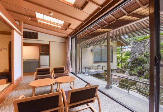 후루야 료칸의 전통적인 입구 모습