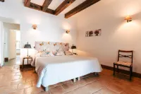 Hôtel des Consuls Hôtels à : Larroque
