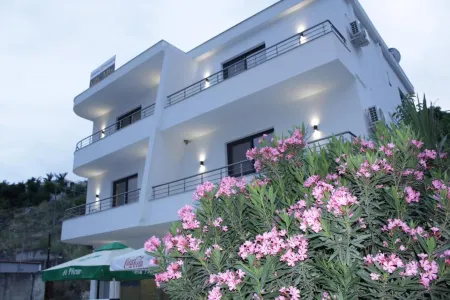 Vila Mia Отели рядом с достопримечательностью «Mango Beach»