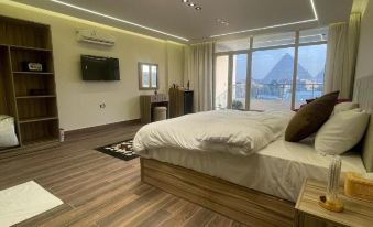 Roone Pyramids View Inn