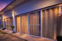Sundown Lodge - parking