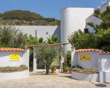 ไบอา มาร์ติกานา เรสซิเดนซ์ โฮเทล โรงแรมในMontecorice