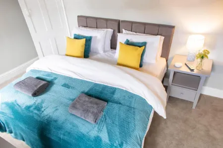 Central Stamford Townhouse with Parking