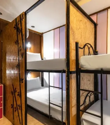 เตียงในห้องพักรวมชายหญิง 6 เตียง