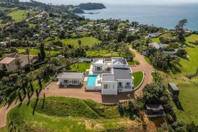 Onetangi Estate including cottage by Waiheke Pure