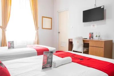 RedDoorz Near Siloam Karawaci 3 Các khách sạn ở Curug