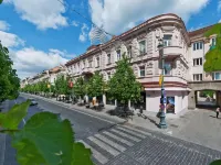 15th Avenue Hotels near Lukiskes Square