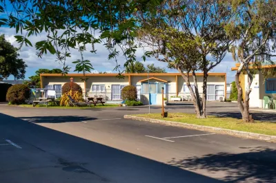 Spanish Lady Motel Hotels near Pania of the Reef