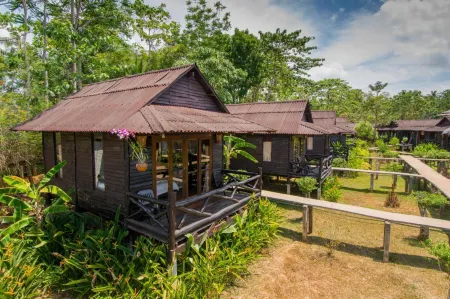 Mook Lanta Eco Resort Отели рядом с достопримечательностью «Thung Yee Pheng Mangrove Forest»