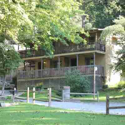 The Evening Shade River Lodge and Cabins Hotel Exterior