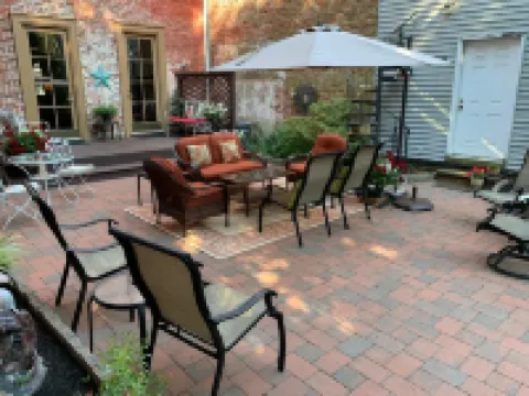 The Lily Inn - Burlington Hotels in 