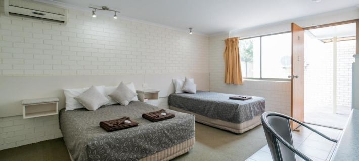 Capella Hotel Motel Отели в г. Эмеролд