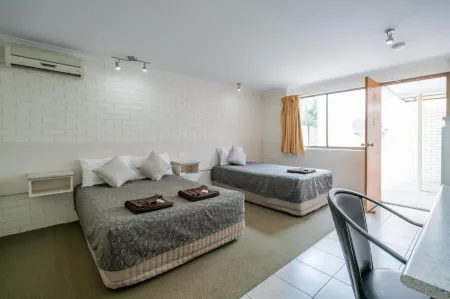 Capella Hotel Motel Отели в г. Эмеролд