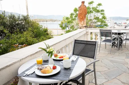 Dionysos Hotel Отели рядом с достопримечательностью «Paralia Plaka»