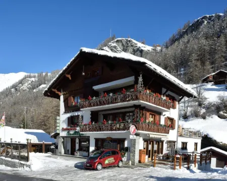 Hotel les Mélèzes Hotels in Evolene