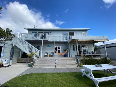 Surf N Stay Whangamata Hotels in der Nähe von Whangamata Beach