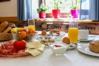 Garni Meinrad Hotels in Auer