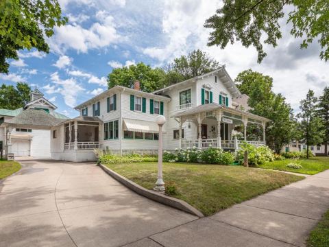 Carriage House Bed & Breakfast