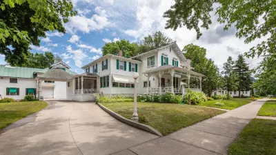 Carriage House Bed & Breakfast Hotels in Winona