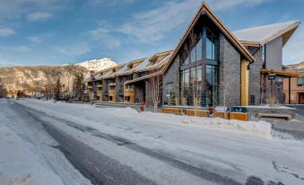 Peaks Hotel and Suites