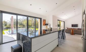 Modern Villa with Heated Pool and Garden