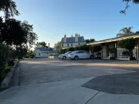 Airlie House Motor Inn - parking