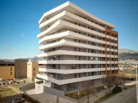 Urban Nook Design Apartments - Private Garage Parking - Homestays