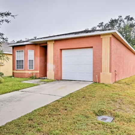 Pet-Friendly Gem with Yard and Pool Access in Sebring