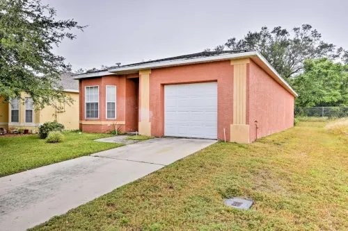 Pet-Friendly Gem with Yard and Pool Access in Sebring
