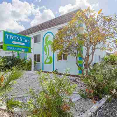Twins Inn & Apartments Hotel Exterior