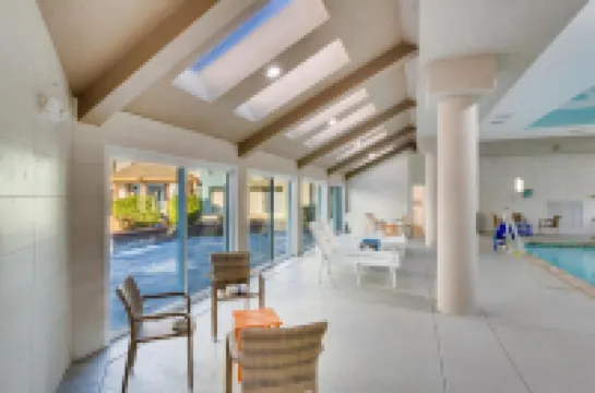 堪薩斯城機場橙木套房旅店