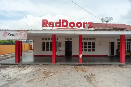 RedDoorz Syariah Near Tugu Juang Jambi 3 Отели в г. Simpang III Sipin