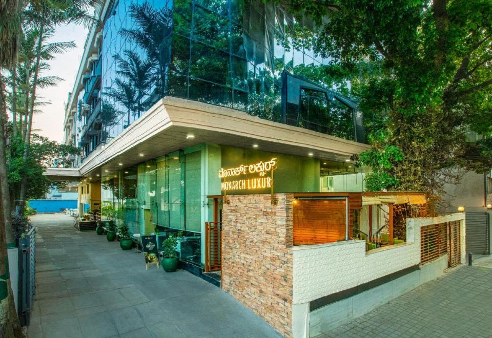 Monarch Luxur Over view