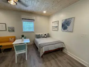 Beautifully Renovated Studio 2 Miles From Marina!