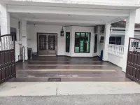 2 Storey 5BR 16pax Semabok Taman Cheng Ho, 3 by Myplace Hotels in 