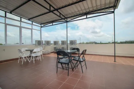 RedDoorz Plus Near Soekarno Hatta Airport Taman Mahkota Отели рядом с достопримечательностью «Soekarno-Hatta Statue»