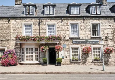 The Bear, Cowbridge Hotel a 