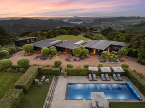 Villas Waiheke Hotels near Stonyridge Vineyard