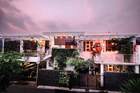 Calda Homestay Syariah Отели рядом с достопримечательностью «Taman Kupu-Kupu Cihanjuang»