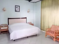RedDoorz Plus Near Tugu Mercusuar Anyer Hotel in zona Spiaggia Anyer Beach