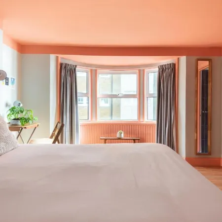 West Beach Hotel Brighton Отели рядом с достопримечательностью «Культурно-развлекательный центр Komedia»