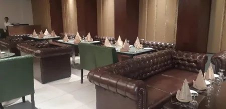 Grand Geet Hotels Отели рядом с достопримечательностью «Moti Jheel»